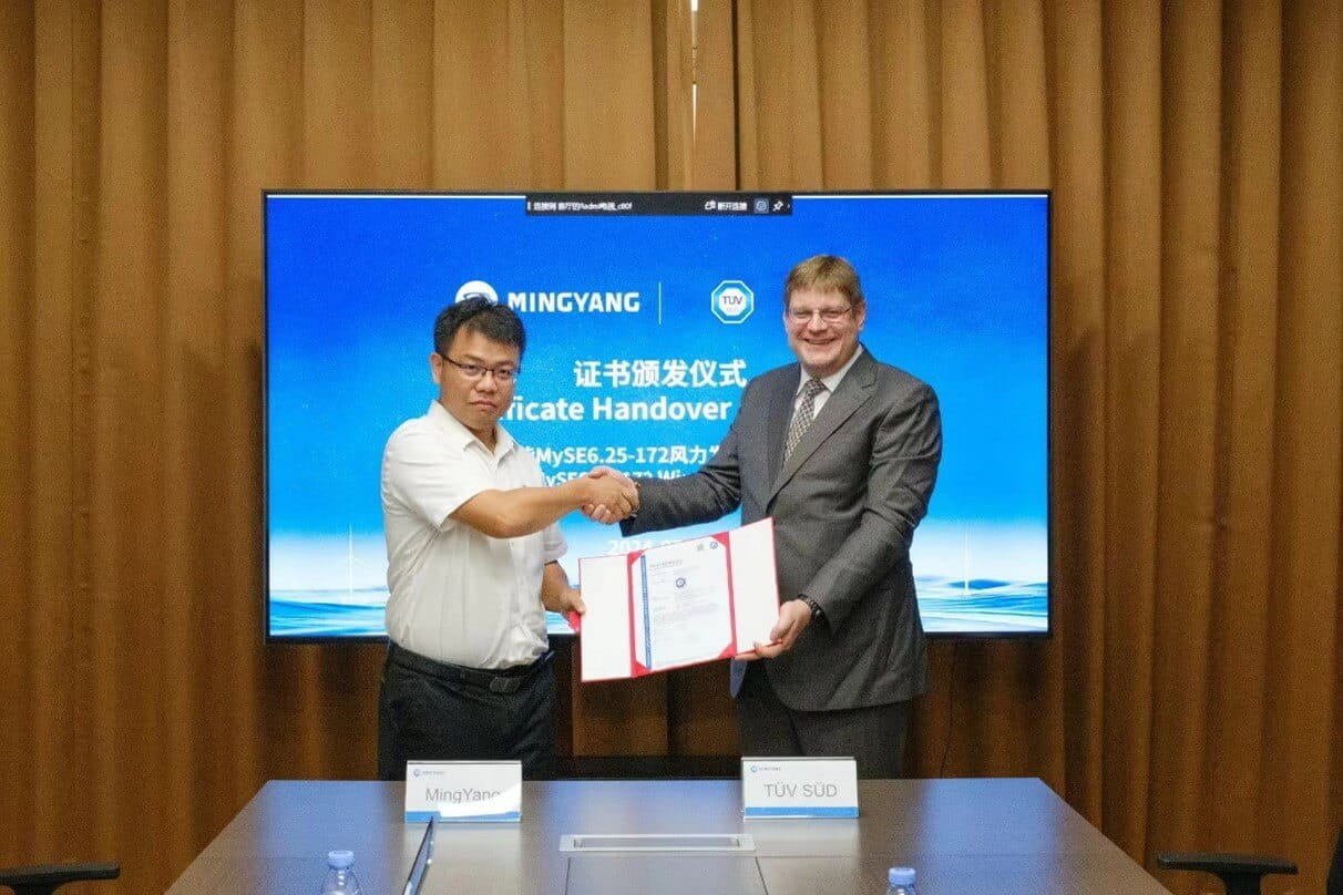 TüV南德何諾貝(右)為明陽陳思范(左)頒發(fā)型式認(rèn)證證書