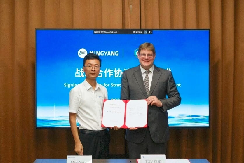 TüV南德何諾貝(右)與明陽魏煜鋒(左)簽署戰(zhàn)略合作協(xié)議