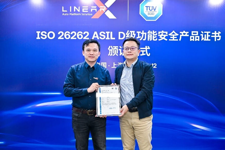 TüV南德(右)向零念科技頒發(fā)ISO 26262 ASIL D級功能安全產(chǎn)品證書