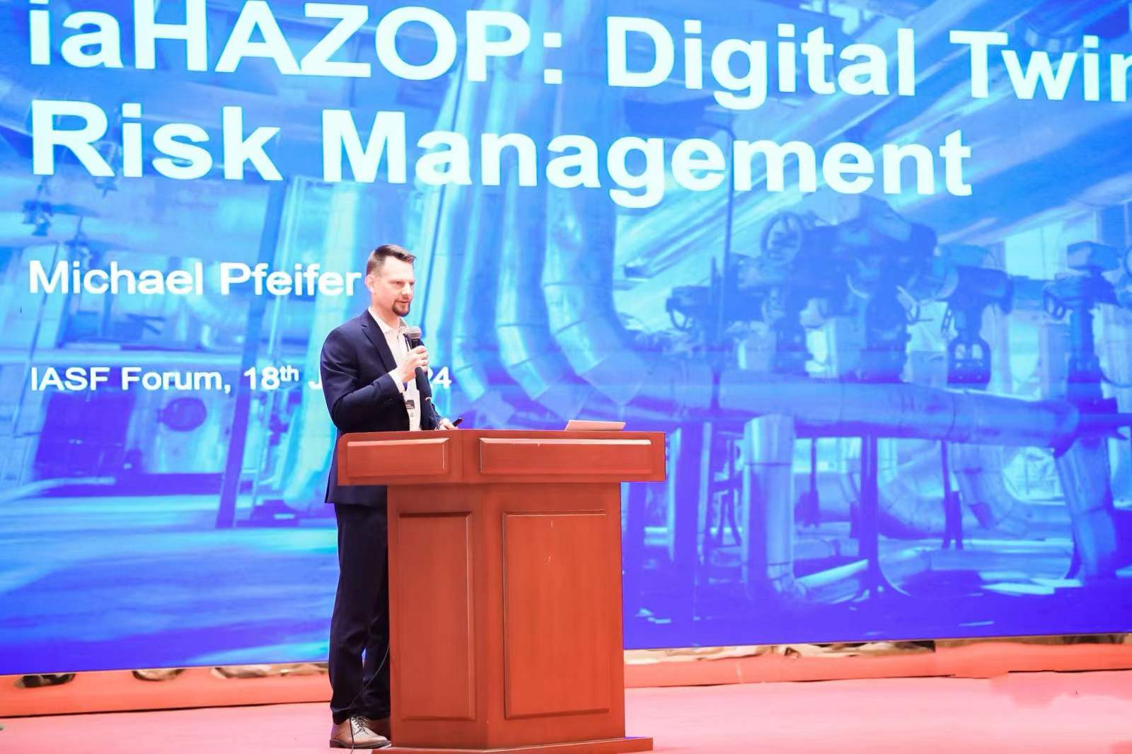 TüV南德智能安全首席架構師Michael Pfeifer 發(fā)表演講