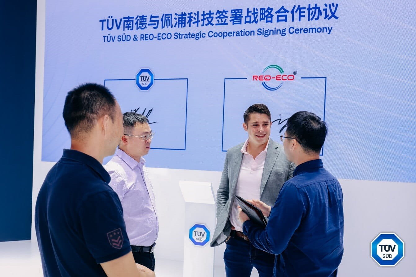 TüV南德與REO-ECO在簽約儀式現(xiàn)場進(jìn)行交流