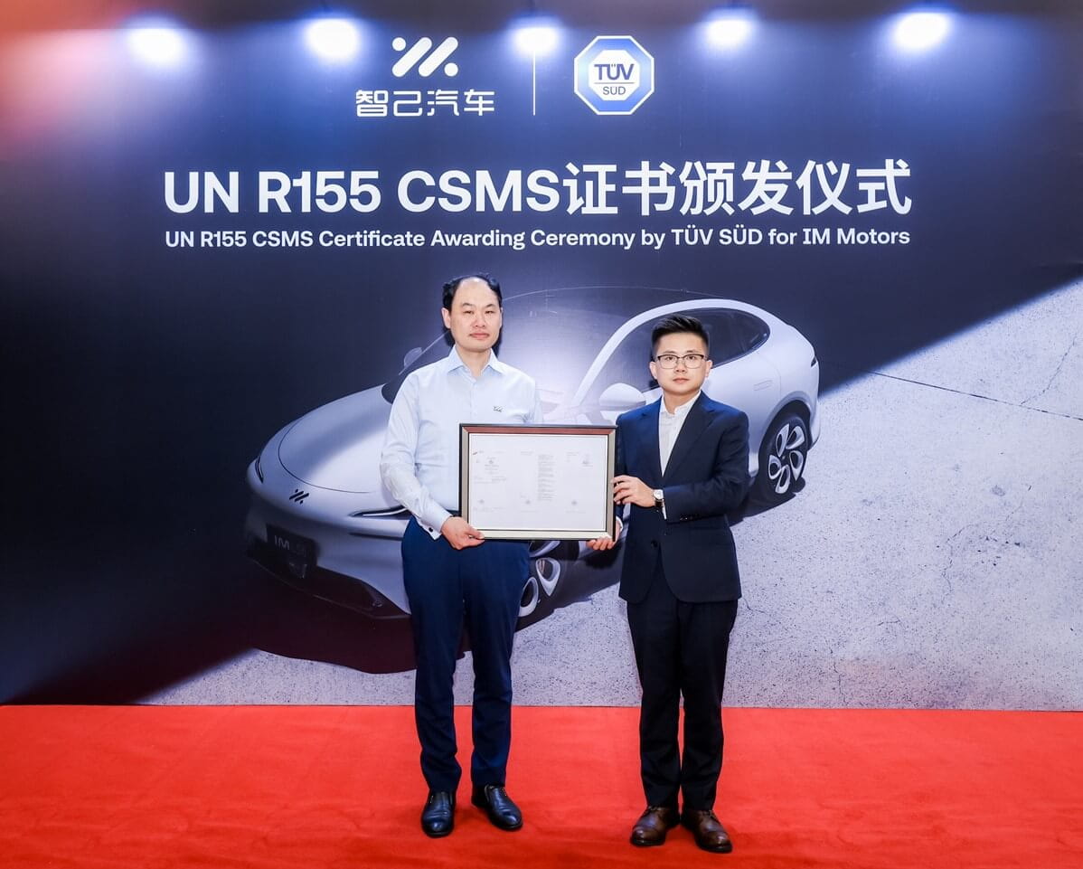 TüV南德黃清泉（右）向智己汽車(chē)項(xiàng)嬌頒發(fā)UN R155 CSMS證書(shū)