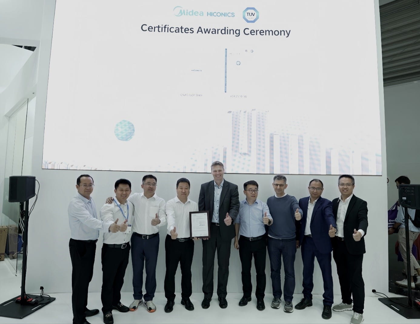 現(xiàn)場(chǎng)簽約合影