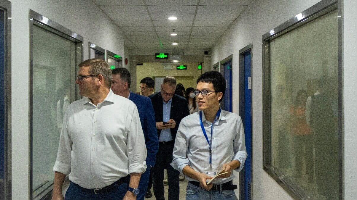 到場企業(yè)代表受邀參觀TüV南德深圳測試中心