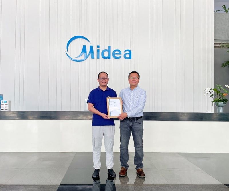 TüV南德唐杰先生(右)為美的翟浩良博士(左)頒發(fā)NIST IR 8425符合性證書