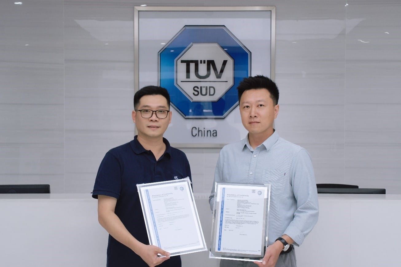 TüV南德輕工產(chǎn)品部南區(qū)銷售經(jīng)理鄭道玄先生（左）為奧雅股份LALOT洛塔負(fù)責(zé)人毛曉楓先生（右）頒發(fā)產(chǎn)品AOC證書