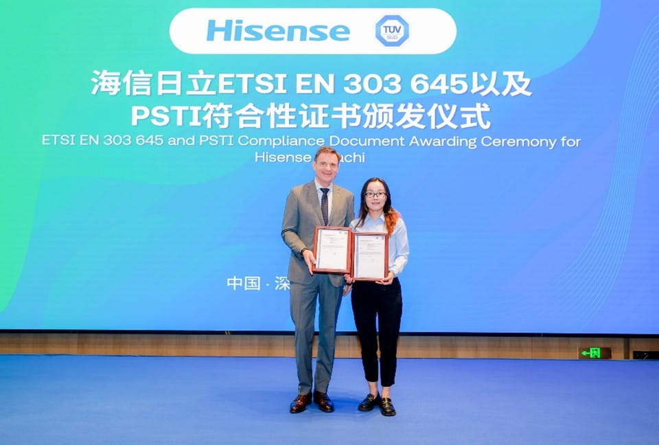 TüV南德北亞區(qū)首席執(zhí)行官范華德先生（左）與海信日立海外高級(jí)認(rèn)證工程師陳晨女士（右）頒證合影