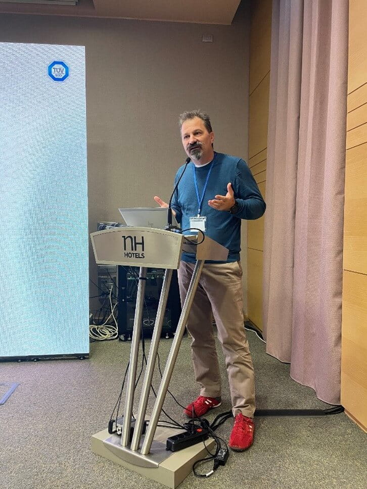 TüV南德工業(yè)產(chǎn)品服務(wù)部專家Frank L. Blaimberger就人工智能在工業(yè)制造系統(tǒng)中的安全應(yīng)用及相關(guān)法規(guī)標(biāo)準(zhǔn)進(jìn)行了全面解讀