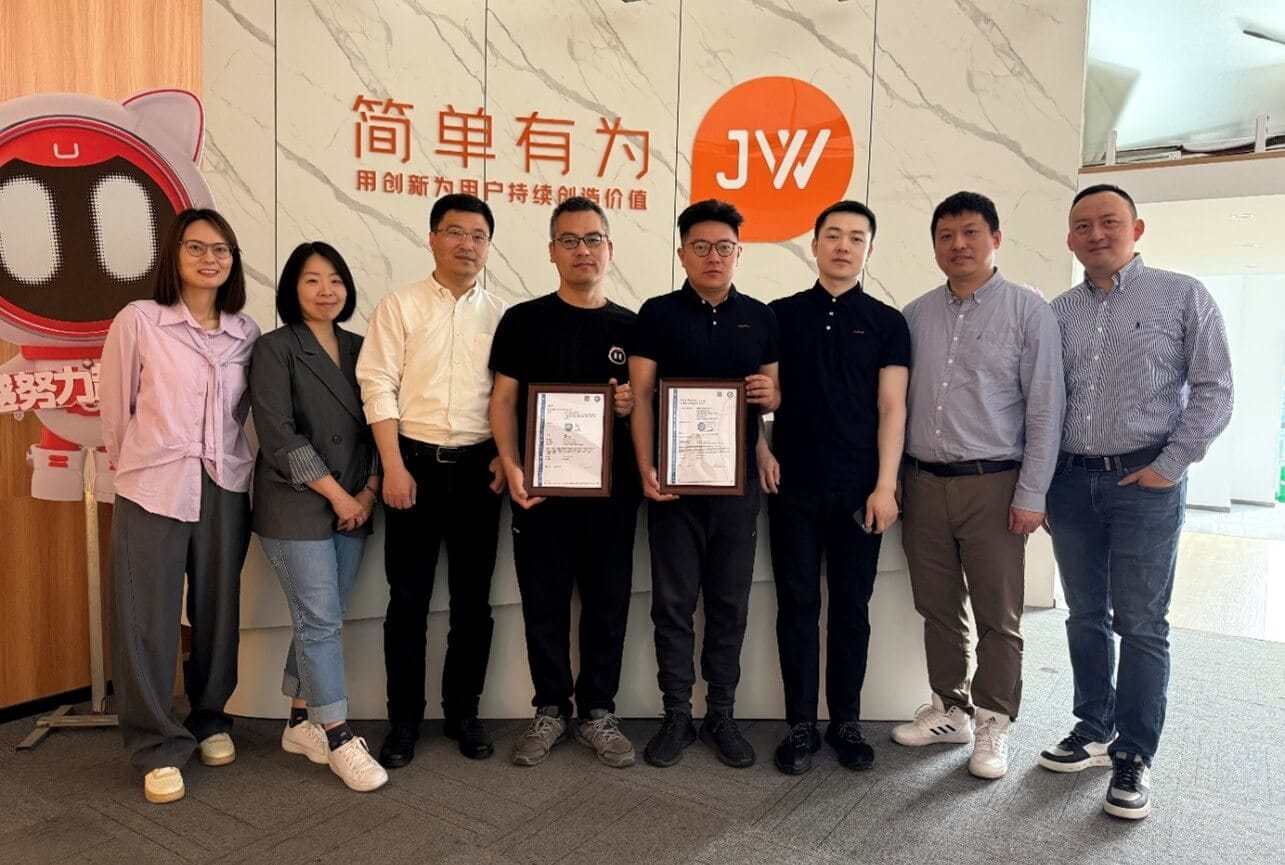 TüV南德授予UWANT友望TüV南德性能認(rèn)證標(biāo)志證書合影