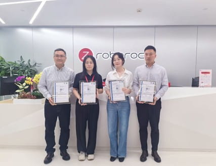 TüV南德與石頭科技雙方代表頒證合影