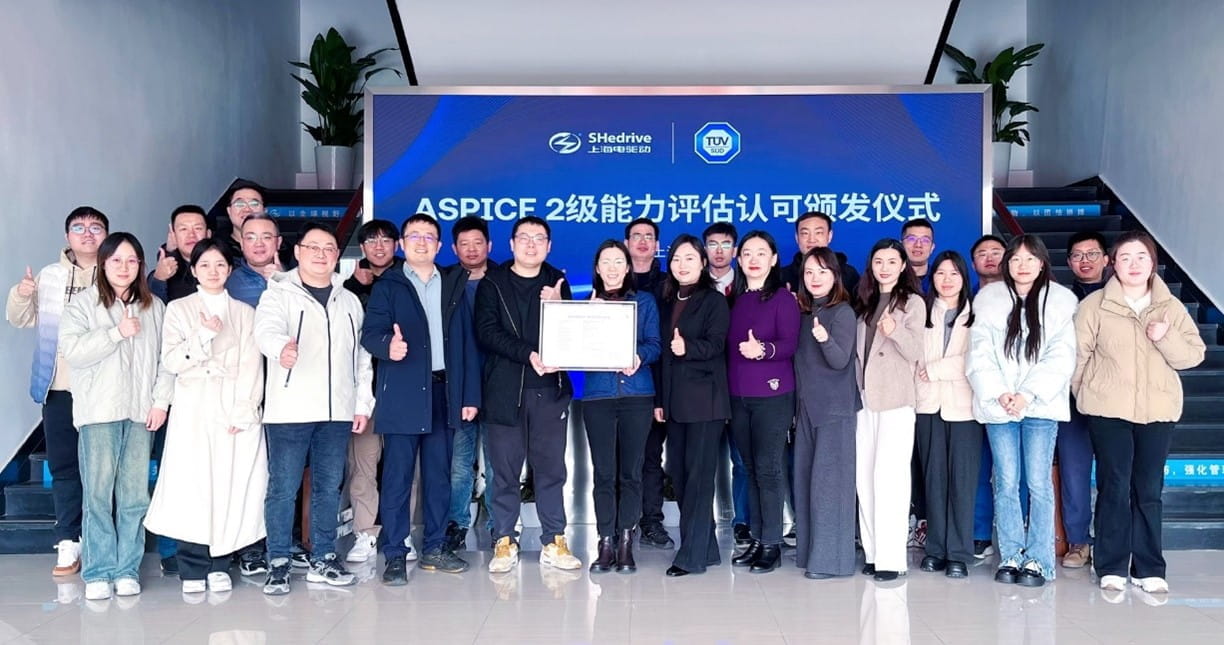 TüV南德與上海電驅(qū)動雙方代表頒證合影