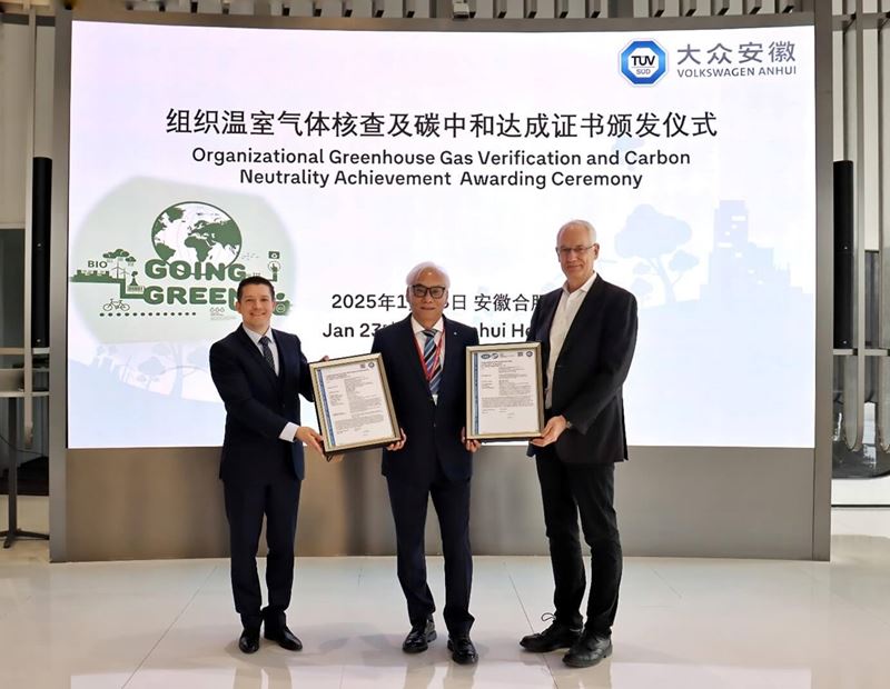 TüV南德孫建軍（中）為大眾安徽 Miroslav Khula（左一）及 Harry Schneider頒發(fā)證書