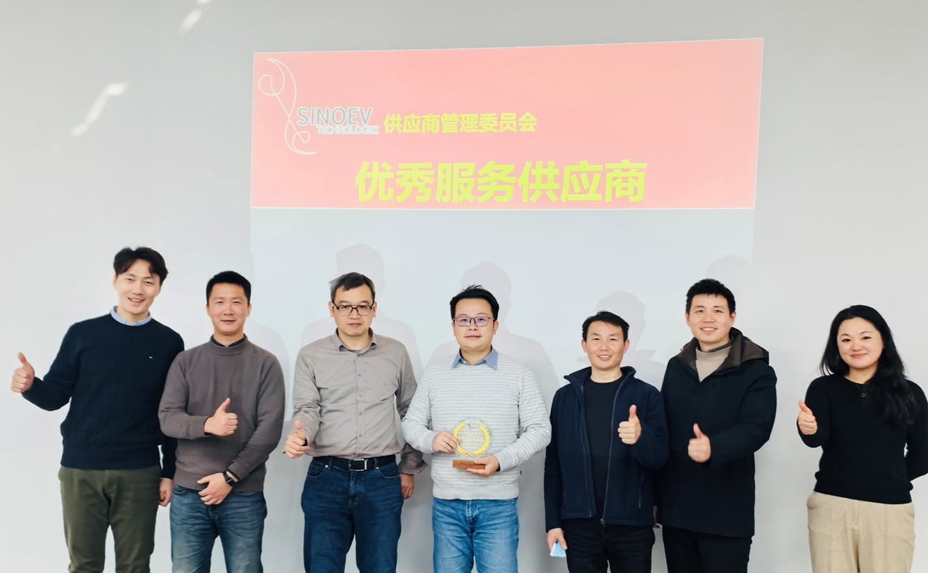 TU?V南德趙翀旻（左四）代表公司領(lǐng)取華霆?jiǎng)恿︻C發(fā)的“優(yōu)秀服務(wù)供應(yīng)商”獎(jiǎng)