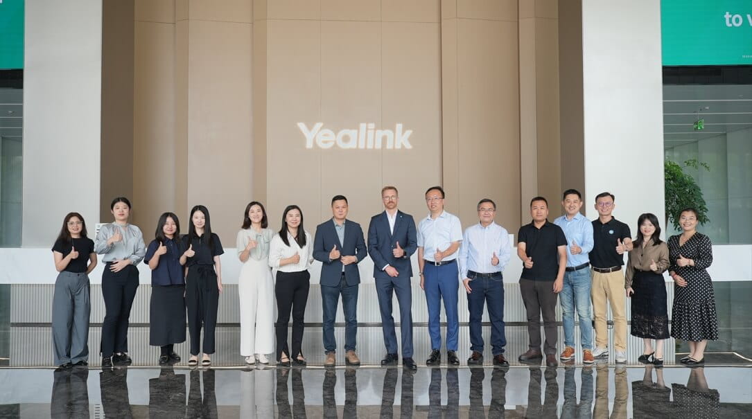 TüV南德與億聯(lián)網(wǎng)絡(luò)團(tuán)隊合影