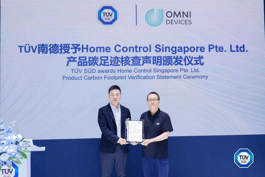 TüV南德與OMNI雙方代表頒證合影