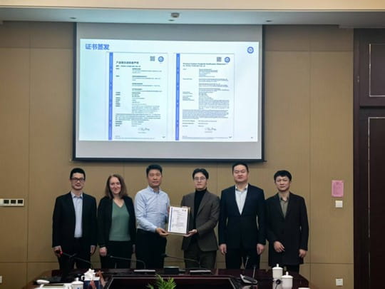 TüV南德吳宏偉（左3）為盛澤紡織企業(yè)頒發(fā)產(chǎn)品碳足跡核查聲明