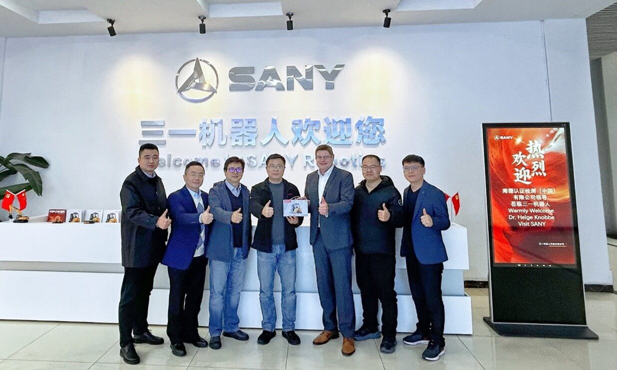 TüV南德工業(yè)服務(wù)部團(tuán)隊(duì)與三一機(jī)器人合影