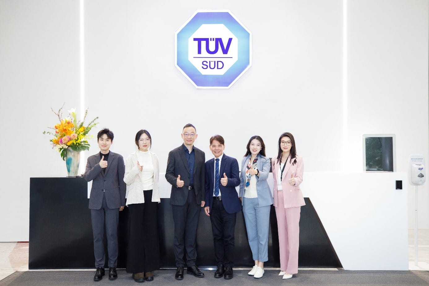 戰(zhàn)略合作簽約儀式雙方代表合照