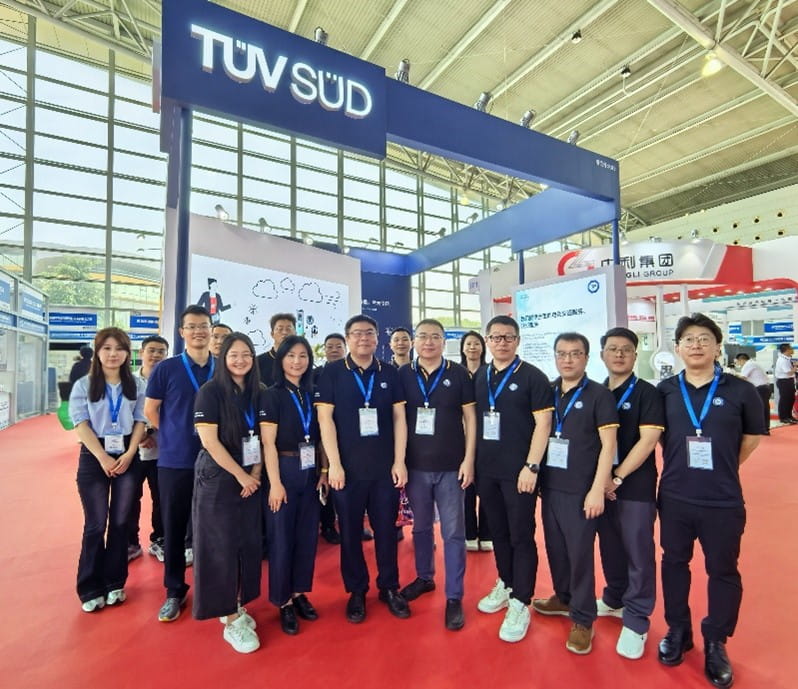 TüV南德工作人員展臺合影
