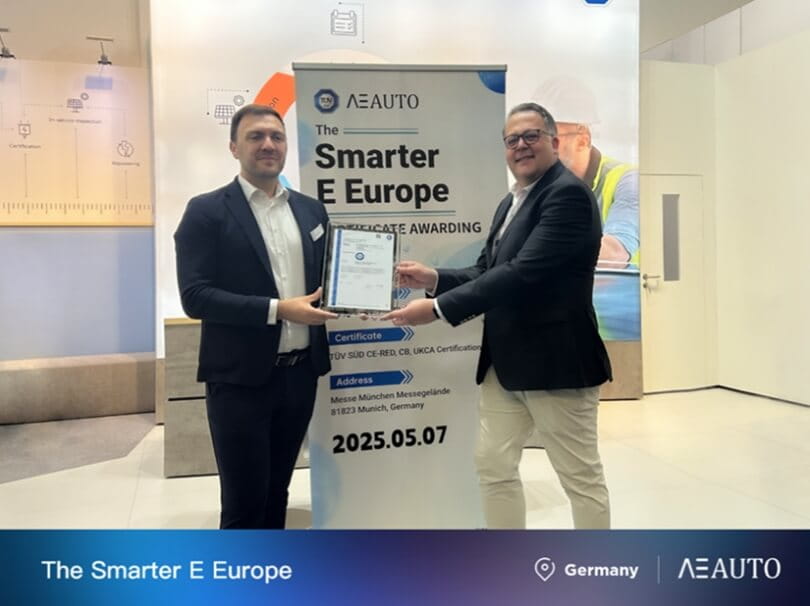 TüV南德（左）為南京航智（右）頒發(fā)證書