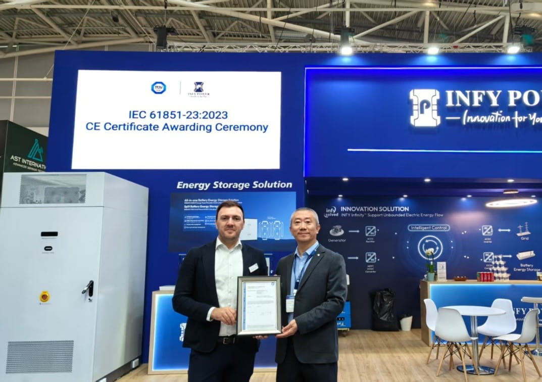 TüV南德（左）為深圳英飛源（右）頒發(fā)證書(shū)